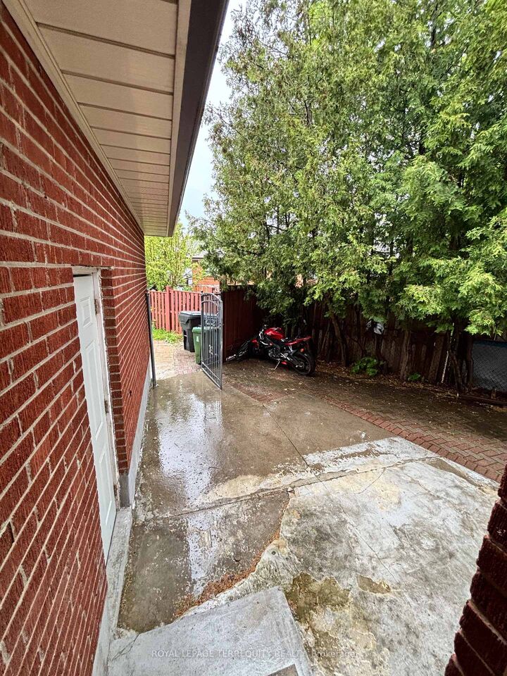 Property Photo: 28 Keegan Crescent ON M3J 1G2