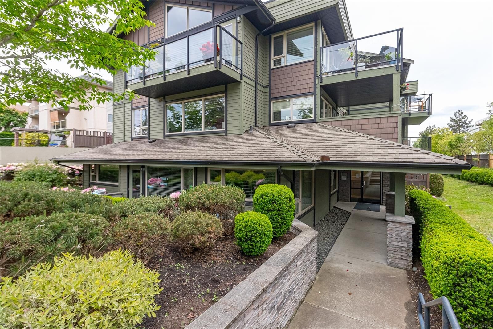 Property Photo: 257 Moilliet St S 201 BC V9P 0B3