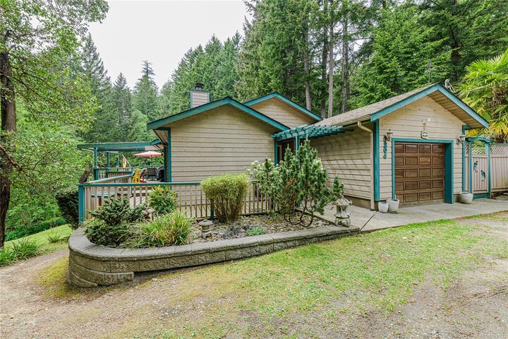 Property Photo: 204 Cormorant Cres BC V8K 1G8