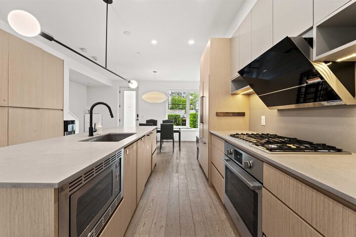Property Photo: 528 E 2nd Street 42 BC V7L 0G8