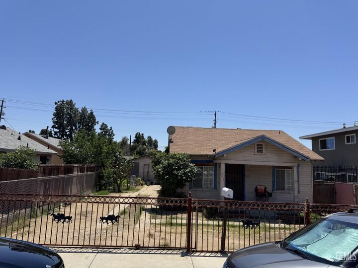 Property Photo:  715 Knotts Street  CA 93305 