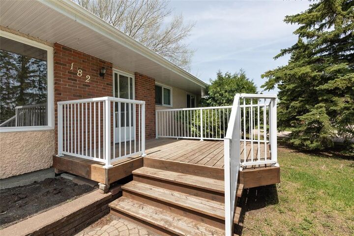 Property Photo:  182 Lilac Bay  MB R5G 2E5 