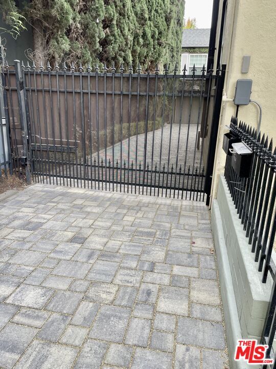 Property Photo:  9054 Elevado St  CA 90069 