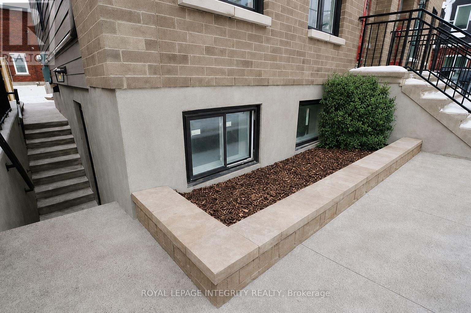 Property Photo:  9B Gwynne Avenue South  ON K1Y 1X1 