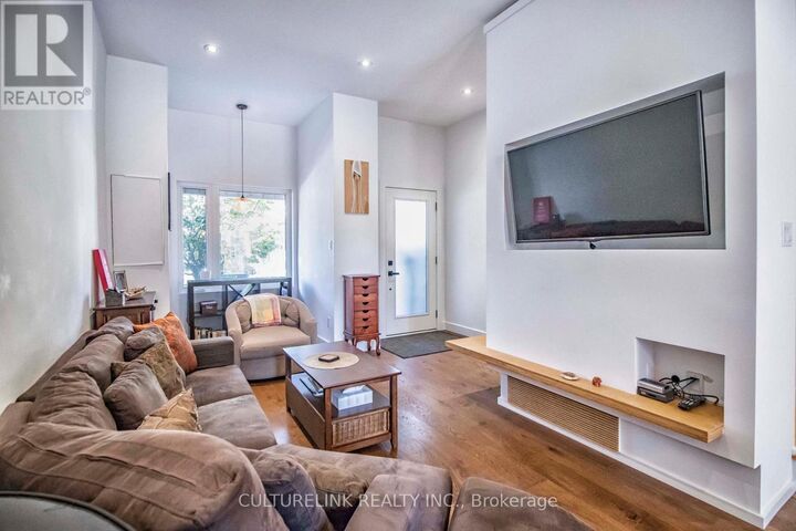 Property Photo:  121 Montrose Avenue Upper  ON M6J 2T6 