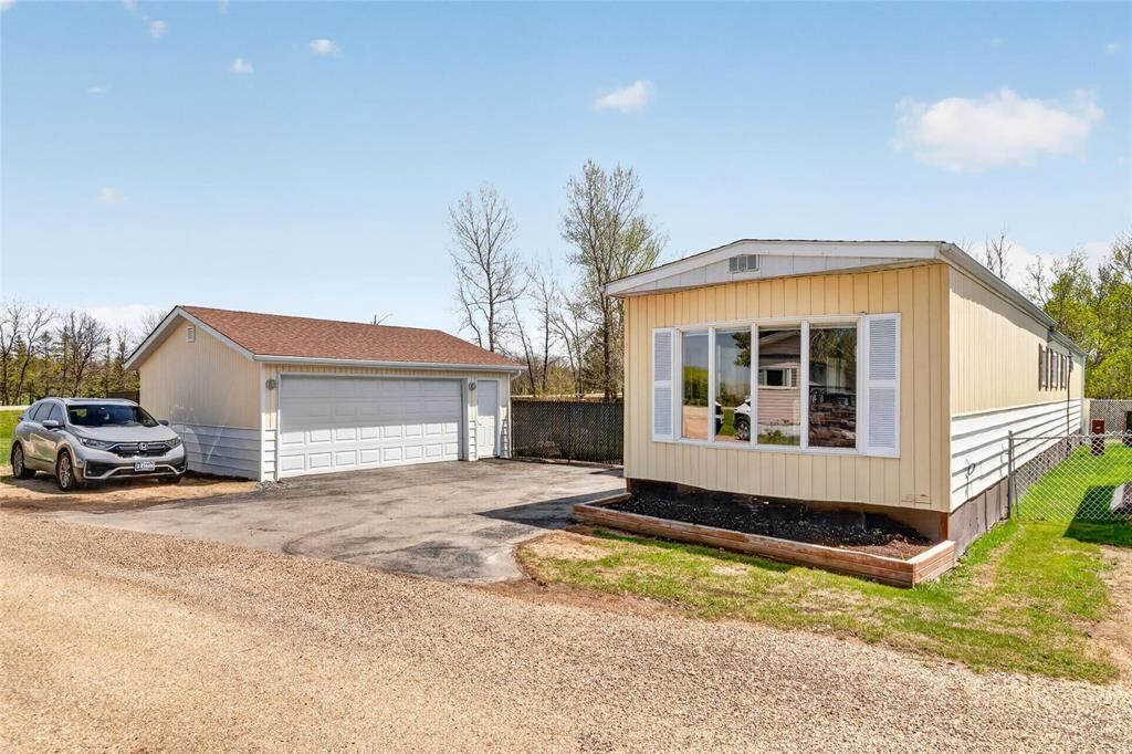 Property Photo:  47 Cedar Crescent  MB R1C 0G5 