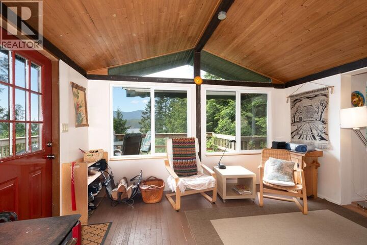 Property Photo: 847 Captain'S Way BC V0N 1G2
