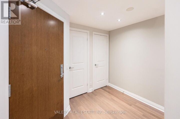 Property Photo: 1055 Southdown Road 201 ON L5J 0A3