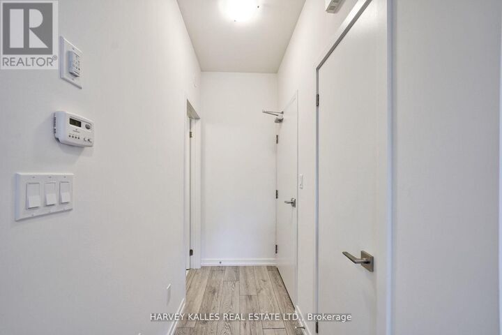 Property Photo:  17 Lytham Green Circle 21  ON L3Y 0H4 