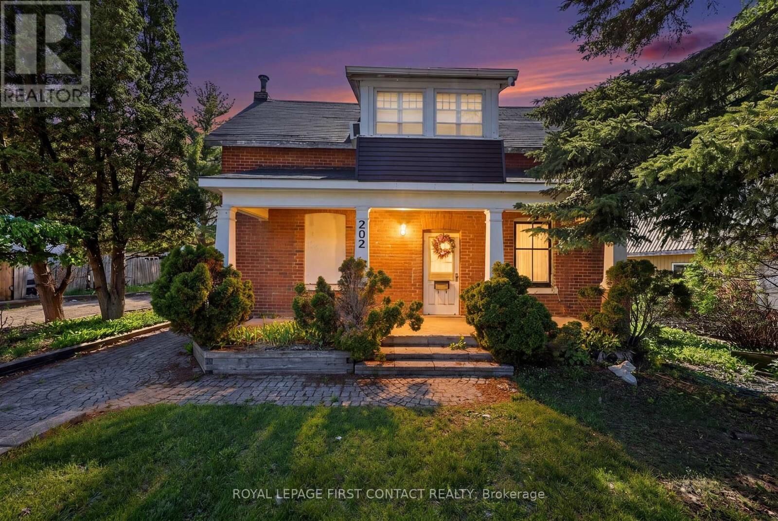 Property Photo:  202 Bradford Street  ON L4N 3B6 