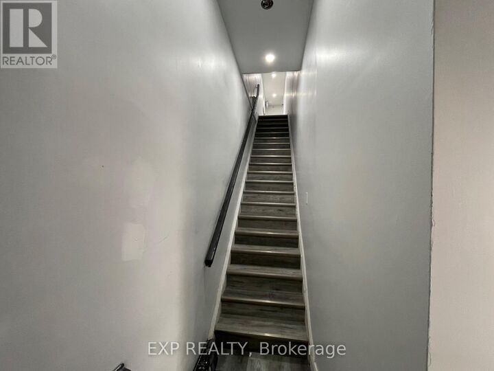 Property Photo:  259 Lakeshore Road East 5  ON L5G 1G8 