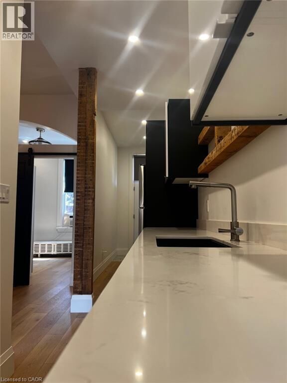 Property Photo:  158 Wellington Street South 1  ON L8N 2R4 