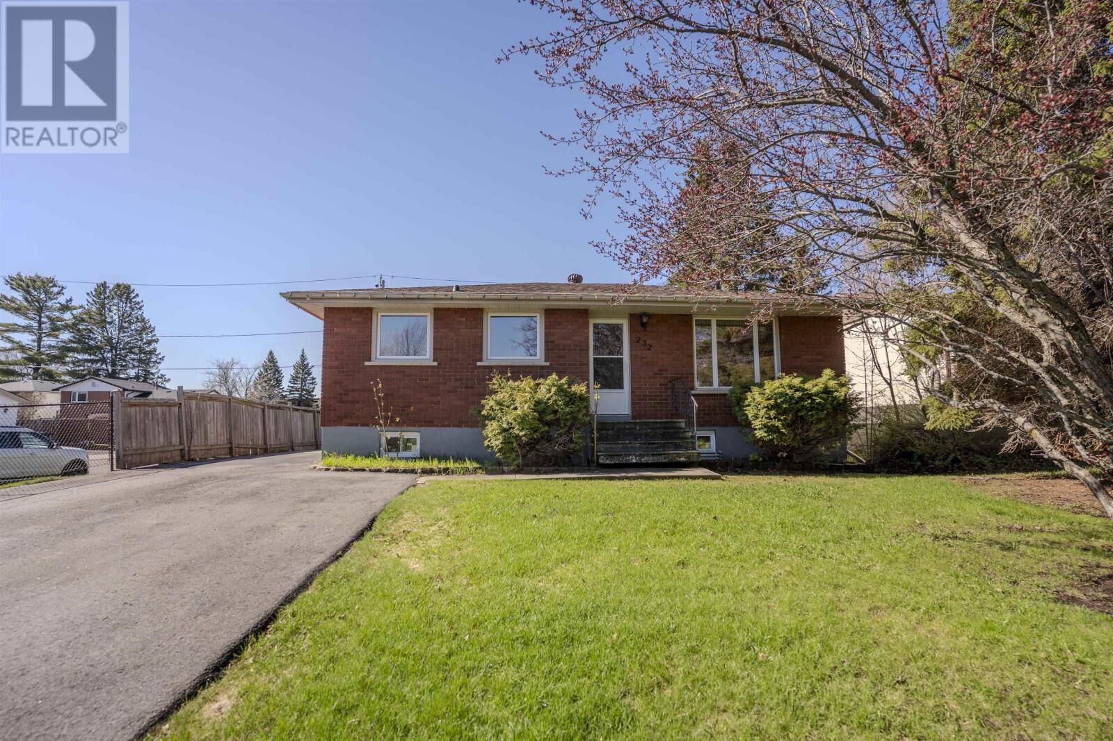 Property Photo: 232 Kensington Dr ON P7C 2A8