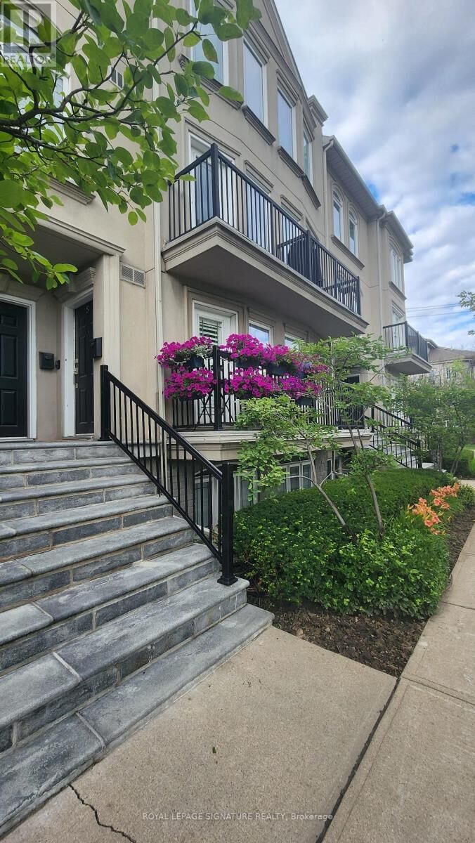 Property Photo: 118 Finch Avenue West Th5 ON M2N 7G2