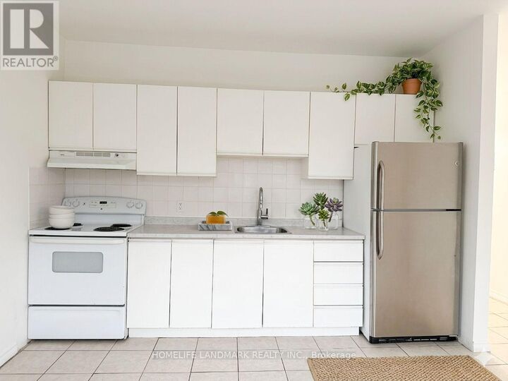 Property Photo:  968 Bathurst Street 4  ON M5R 3G6 