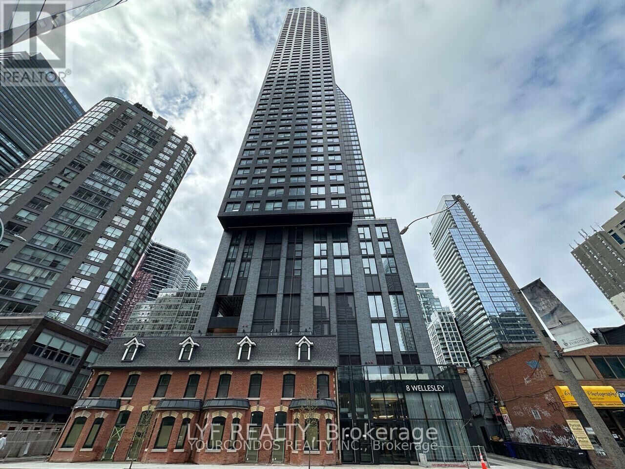 Property Photo:  8 Wellesley Street West 4810  ON M4Y 0J5 