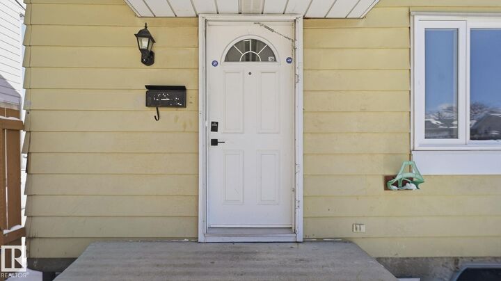 Property Photo:  20C Callingwood Court NW  AB T5T 0H5 