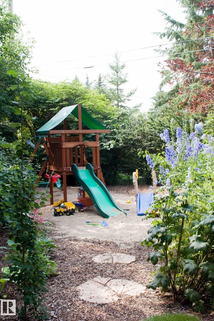 Property Photo: 8 Garland Place AB T8N 1A7
