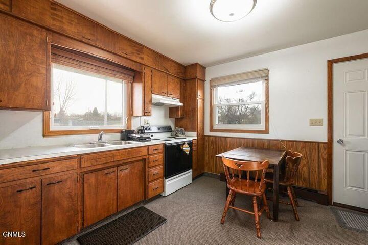 Property Photo: 1404 3rd Avenue NW ND 58554