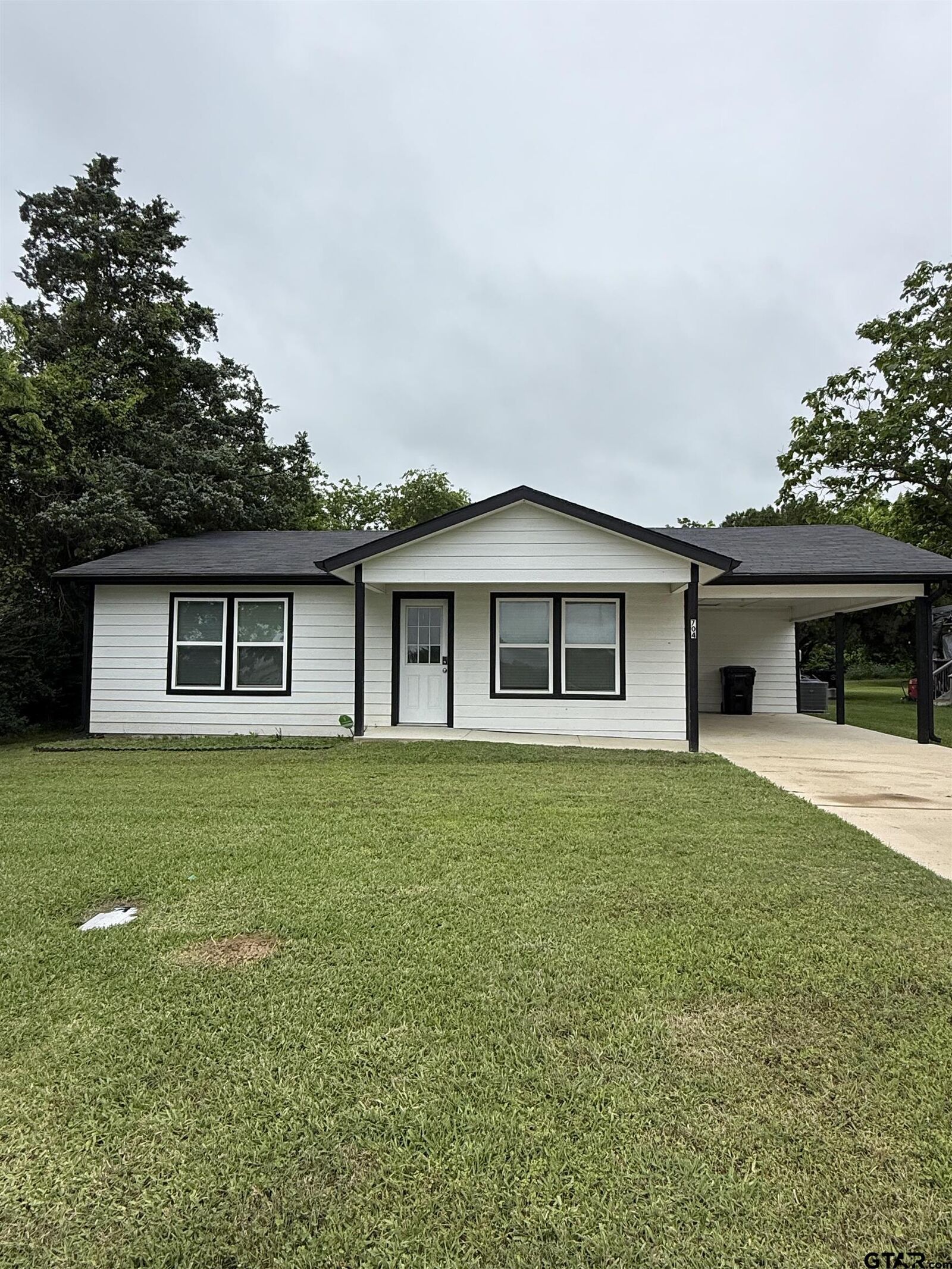 Property Photo:  704 Lillian St  TX 75169 