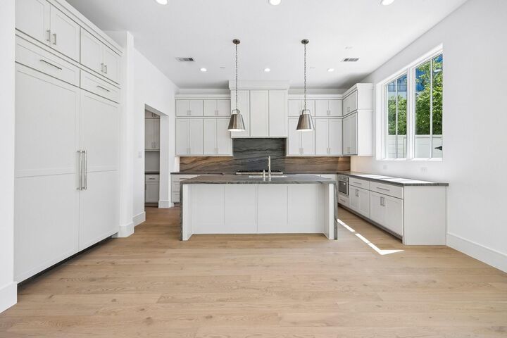 Property Photo: 5 Wentworth Green Way TX 77027