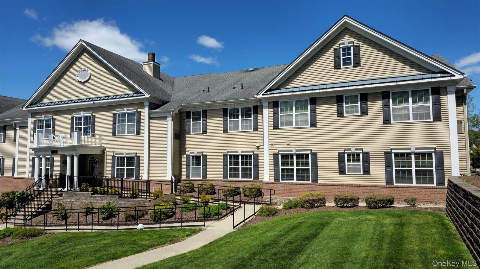 Property Photo:  305 Canter Court  NY 10924 