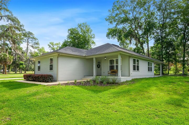 Property Photo:  601 SE 4th Avenue  FL 32666 