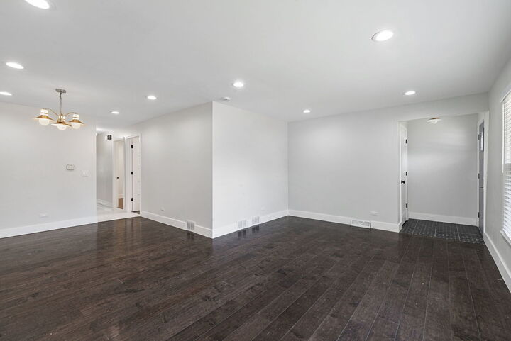 Property Photo:  566 N Howard Avenue  IL 60126 