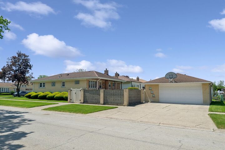 Property Photo:  8600 W Ainslie Street  IL 60706 