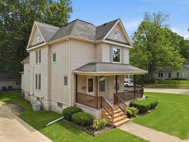 Property Photo: 722 Highland Avenue IL 61021