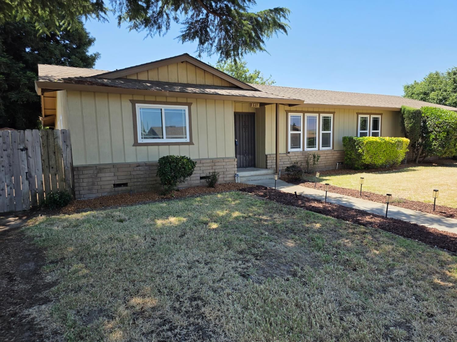 Property Photo: 3712 E Orangeburg Avenue CA 95355