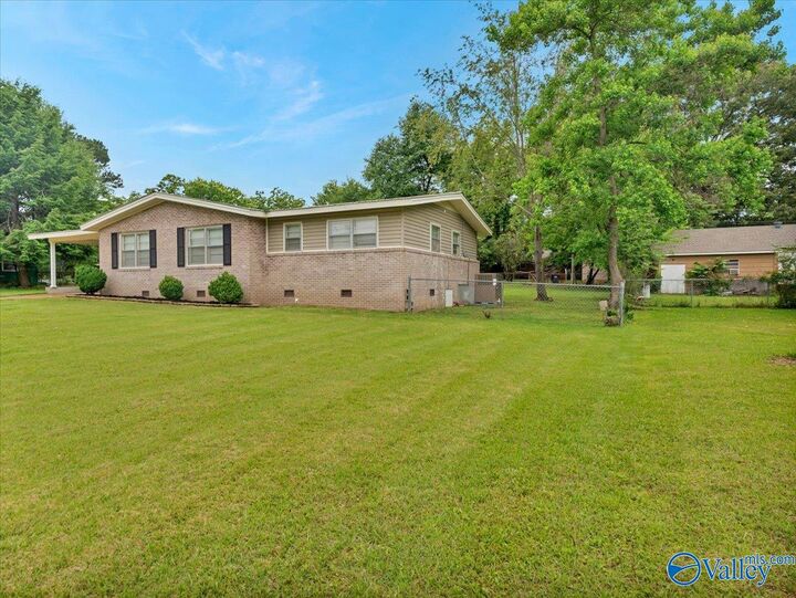 Property Photo:  1615 7th Avenue SW  AL 35601 