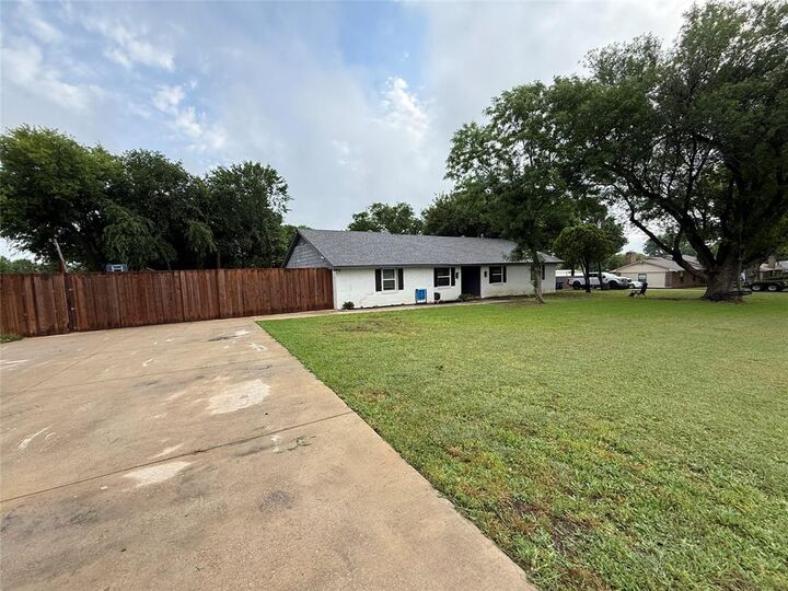 Property Photo:  112 Lariat Trail  TX 75154 