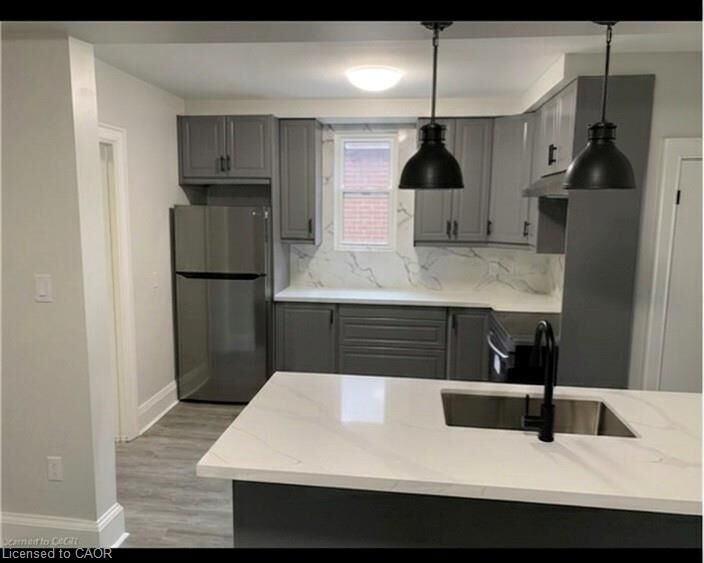 Photo de la propriété:  21 Haddon Avenue S  ON L8S 1X5 