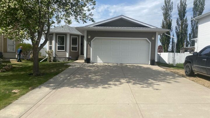 12 Clearwater Crescent — photo 1