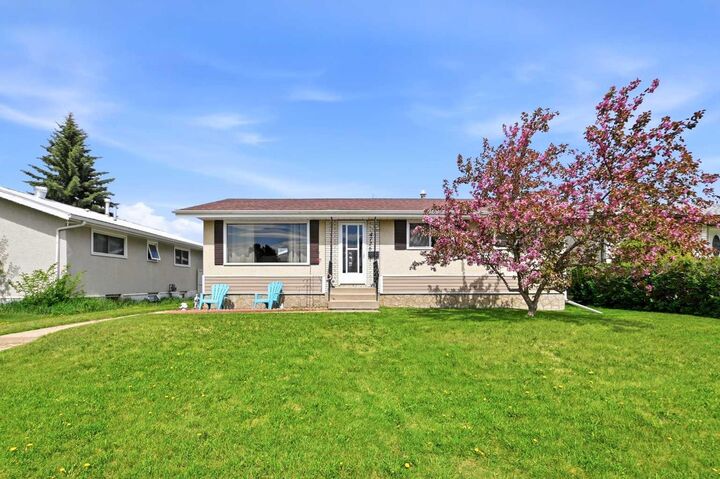 Property Photo: 4726 47 Avenue AB T4L 1T9
