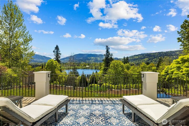 Property Photo:  4145  Peregrine Point Way SE  WA 98075 
