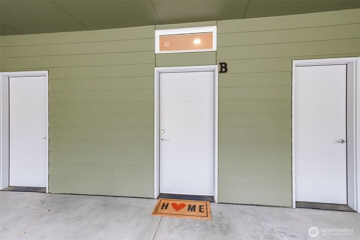 Property Photo:  14906  Manor Way B  WA 98087 