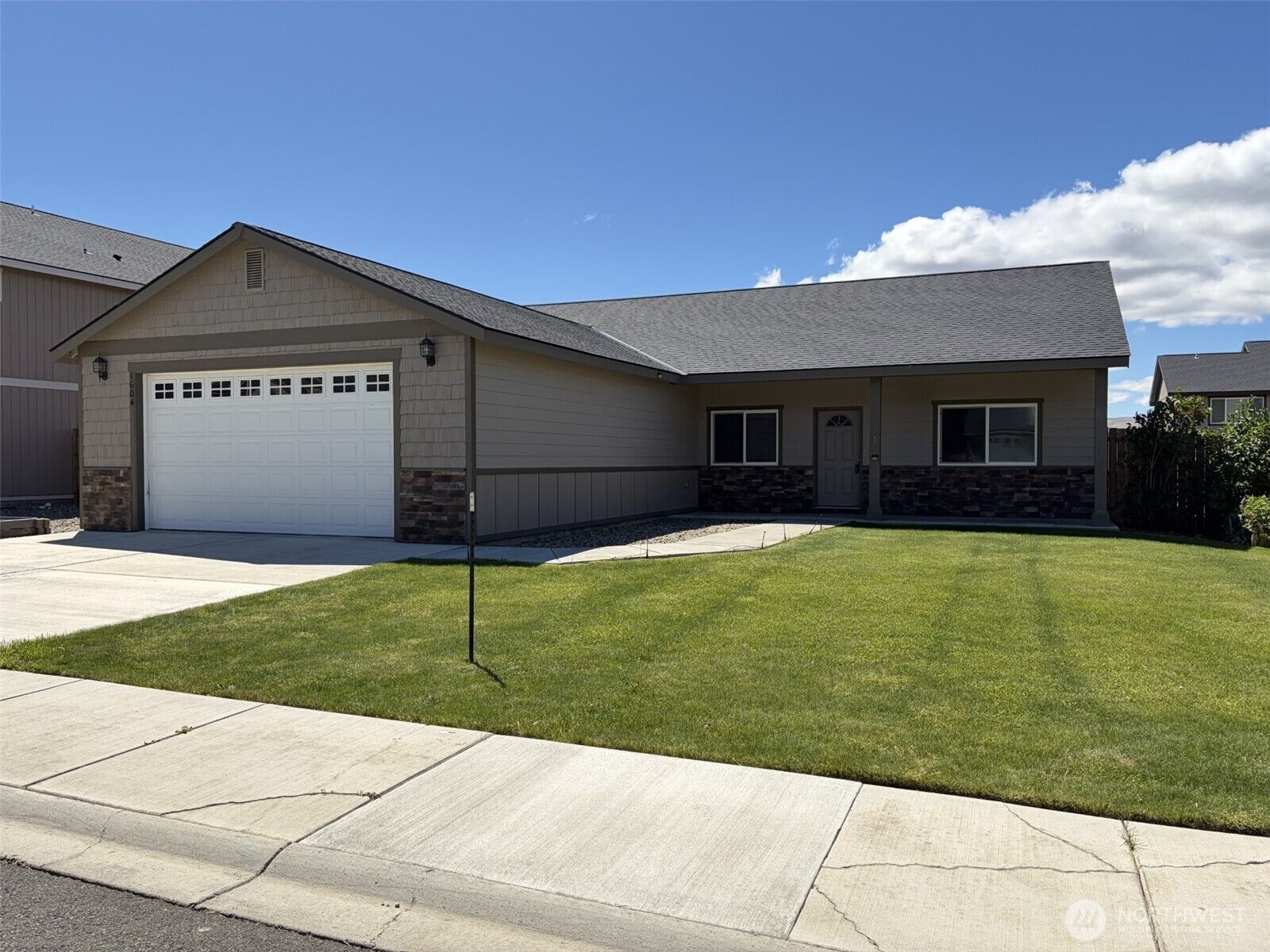 Property Photo:  1604 E Seattle Avenue  WA 98926 