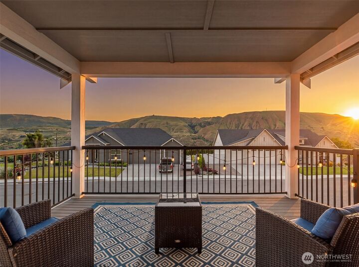 Property Photo: 661 S Juli Avenue WA 98802