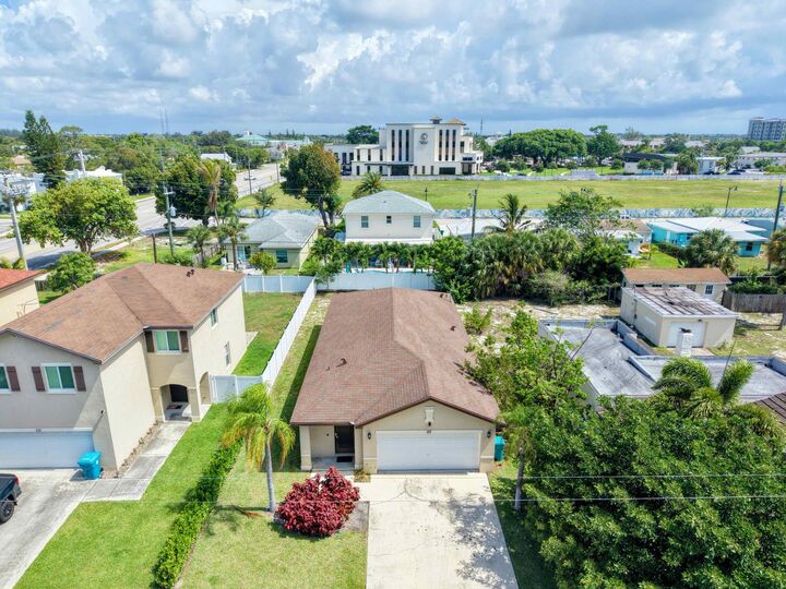 Property Photo: 113 SE 3rd Avenue FL 33435