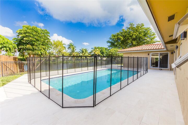 Property Photo: 16641 Royal Poinciana Dr FL 33326