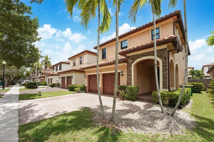 Property Photo: 589 W 34th Ter FL 33033