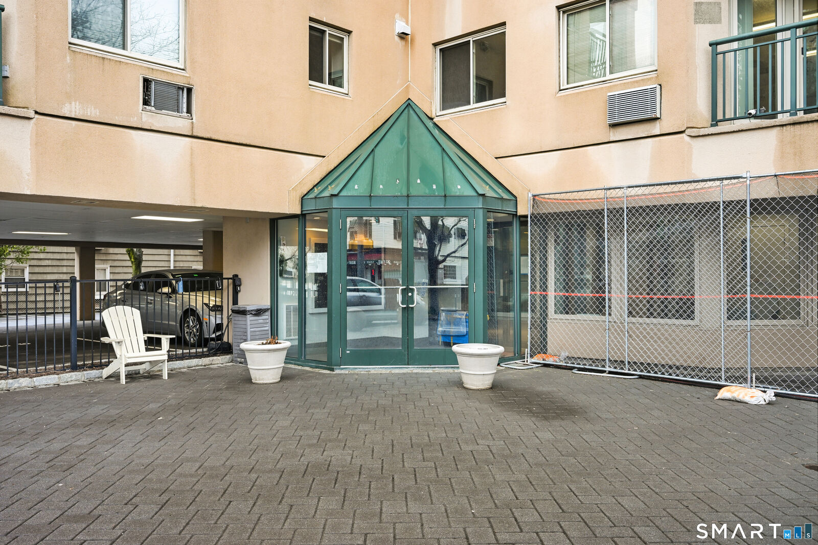 Property Photo: 104 North Street 401 CT 06902