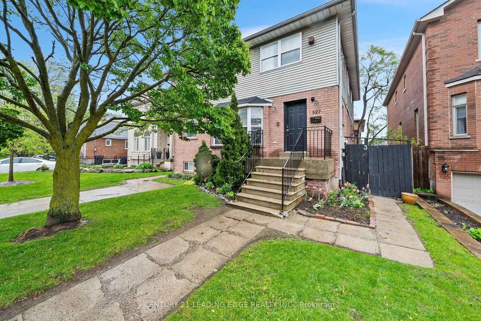 Property Photo: 527 Glengarry Avenue ON M5M 1G2