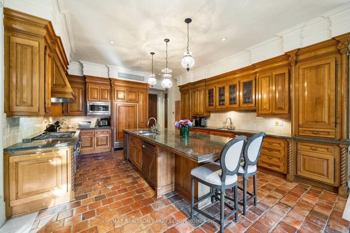 Property Photo:  85 The Bridle Path  ON M3C 2P1 