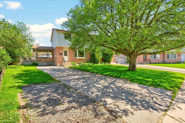 Property Photo:  9 Parcreek Place  ON N7G 3S1 