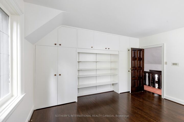 Property Photo: 38 Edenbrook Hill ON M9A 3Z6