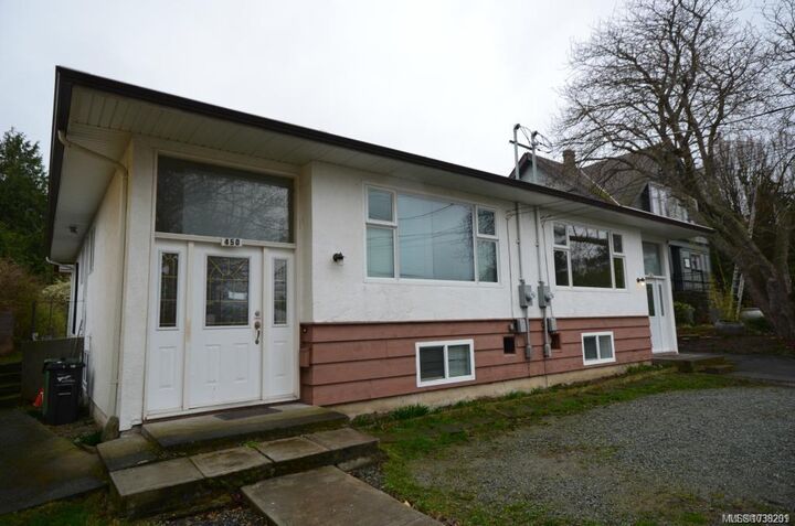 450-452 Craigflower Rd — photo 1