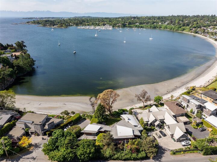 3931 Cadboro Bay Rd — photo 1